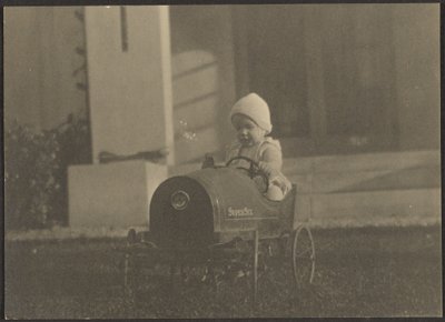 [Jeune enfant dans une voiture Super Six] - Louis Fleckenstein