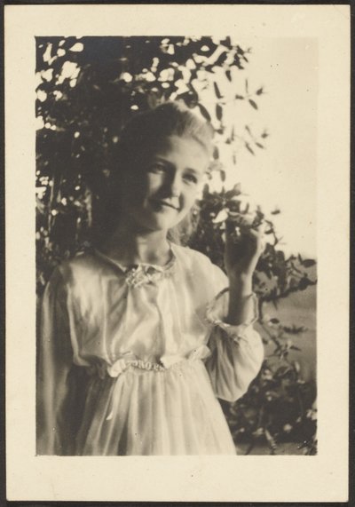[Jeune femme debout dans un arbre] - Louis Fleckenstein