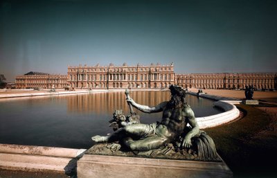 Vue de la façade et des fontaines du parc du château de Versailles - Louis and Mansart Jules H.  Le Vau