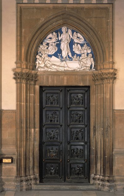 Terracotta émaillée représentant la résurrection au-dessus de la porte nord de la sacristie de l