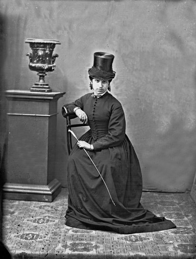 Noble romain en tenue de cavalier posant dans une photo de studio - Ludovico Tuminello
