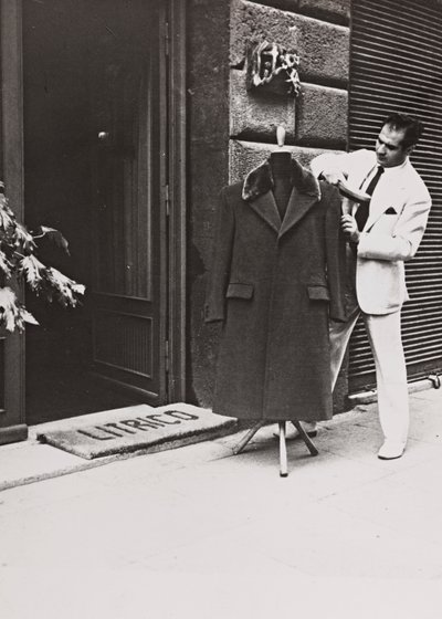 Angelo Litrico, styliste de Nikita Khrouchtchev ainsi que de John F. Kennedy, Juan Perón, Tito, Dwight D. Eisenhower, devant son magasin à Rome - Luigi Leoni