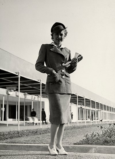 Mannequin en costume créé par la maison de couture "Graldi". Un chapeau rigide complète l
