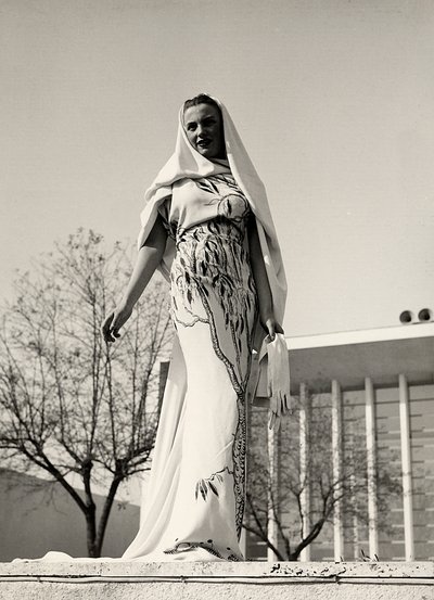 Mannequin en robe de soirée à imprimé floral, créée par la maison de couture "Lamma". L