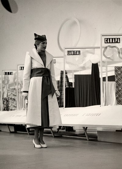 Mannequin en manteau créé par la maison de couture "Lamma" - Luis Bogino