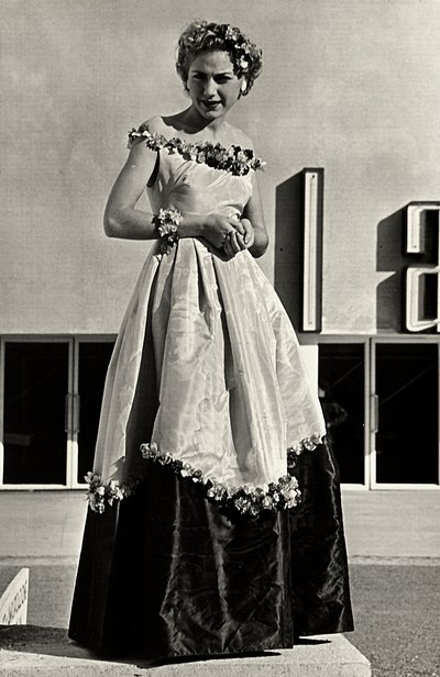 Mannequin en robe de bal créée par la maison de couture "Graldi". L