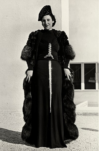 Mannequin en robe de soirée créée par la maison de couture italienne "Dragoni" - Luis Bogino