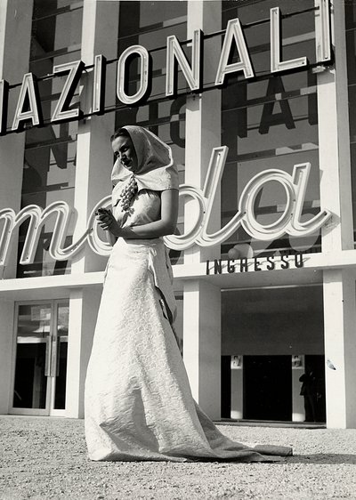 Mannequin en robe de mariée créée par la maison de couture "Lamma" - Luis Bogino
