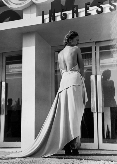 Mannequin vu de dos portant une robe de soirée créée par la maison de couture "Graldi" - Luis Bogino
