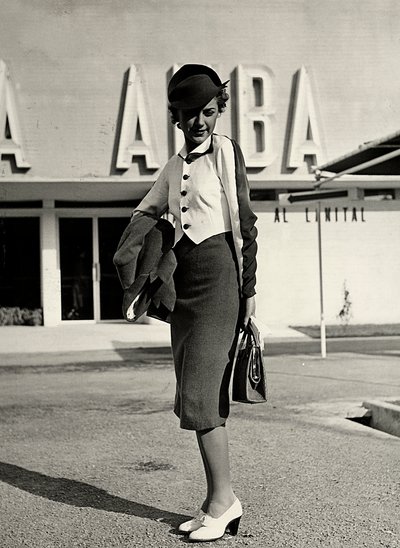 Mannequin portant un ensemble créé par la maison de couture "Graldi". La tenue est composée d
