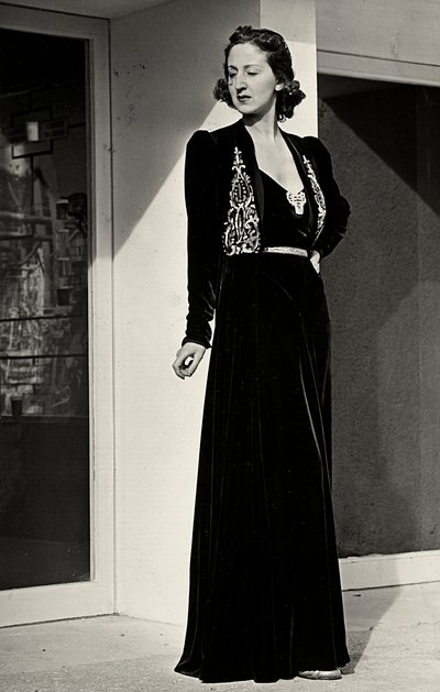 Mannequin porte une longue robe de soirée en velours sombre avec décoration brodée, créée par la maison de couture italienne "Fercioni". - Luis Bogino