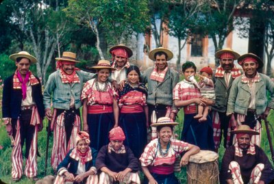 Villageois guatémaltèques en vêtements traditionnels posant pour un portrait de groupe à Todos Santos - Luis Marden