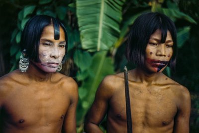 Hommes de la tribu Emberá, un peuple indigène à la lisière d