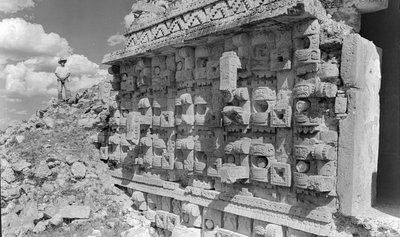 Sculpture en relief sur une ruine monumentale maya, péninsule du Yucatán. 1936 - Luis Marden