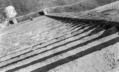 Marches montant à la ruine monumentale maya, pyramide de Chichen Itza. 1936 - Luis Marden