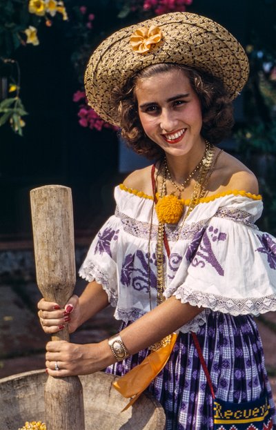 Femme en chapeau de paille du Panama broyant avec un mortier et un pilon traditionnels. - Luis Marden