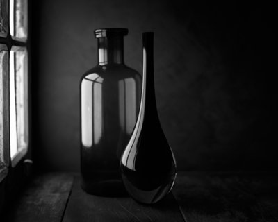 Des bouteilles élégantes à la lumière de la fenêtre - Luiz Laercio