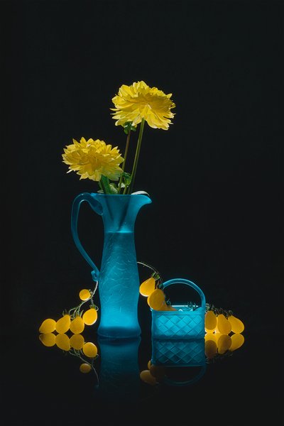 Verre bleu, fleurs jaunes - Lydia Jacobs