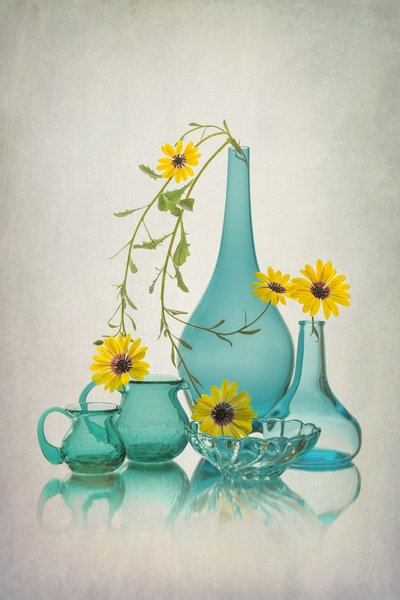 Verre bleu, fleurs jaunes - Lydia Jacobs