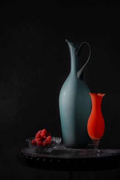 Vases élégants et framboises - Lydia Jacobs