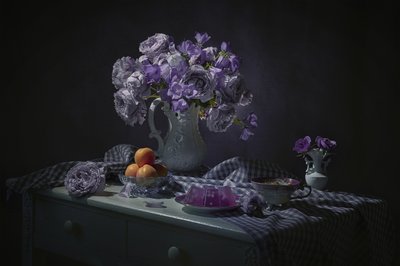 Nature morte florale dans des tons violets mélancoliques - Lydia Jacobs