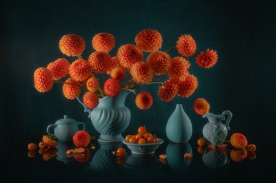 Nature morte aux dahlias orange - Lydia Jacobs