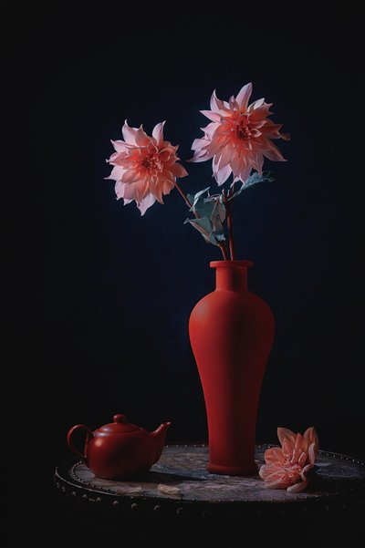 Dahlia roses dans un vase rouge - Lydia Jacobs