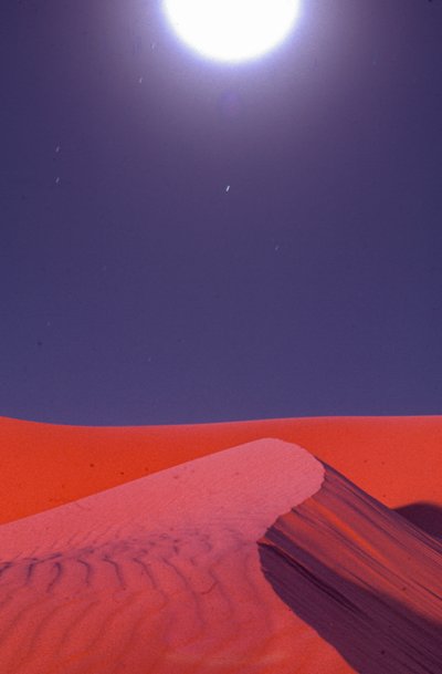 Flamboiements sur les dunes de sable du désert à minuit près du champ de pétrole et de gaz naturel de Lekhwair - Lynn Abercrombie