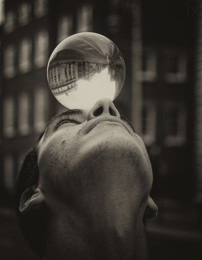 Réflexion sur la boule de cristal de l