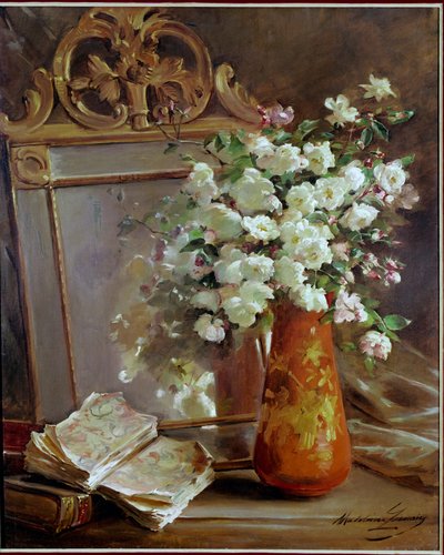 Le vase rouge nature morte avec miroir, bouquet de fleurs et livre - Madeleine Lemaire