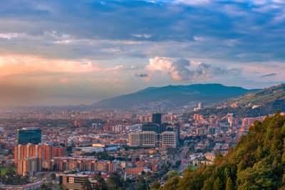 Bogota, Colombie - Vue panoramique en plongée de la partie nord de la capitale vue depuis La Calera sur les montagnes des Andes. - Mano Chandra Dhas