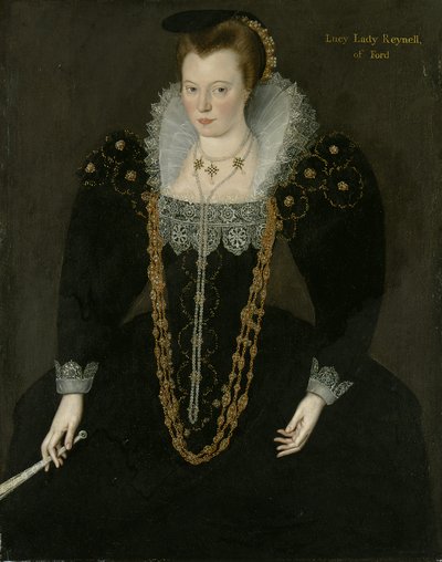Portrait de Lucy, Lady Reynell de Ford, trois-quarts, en robe sombre avec un col en dentelle blanche et des colliers en or et perles, tenant un éventail dans sa main droite avec une inscription d