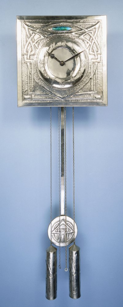 Horloge murale par Margaret Gilmour (1860-1942), décorée en repoussé avec des motifs entrelacés celtiques - Margaret Gilmour
