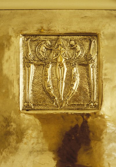 Mobilier conçu pour No. 120 Mains Street, Glasgow, Plaque en métal repoussé au-dessus de la cheminée, c.1900 - Margaret Macdonald
