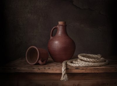 Cruche en argile avec une corde - Margareth Perfoncio