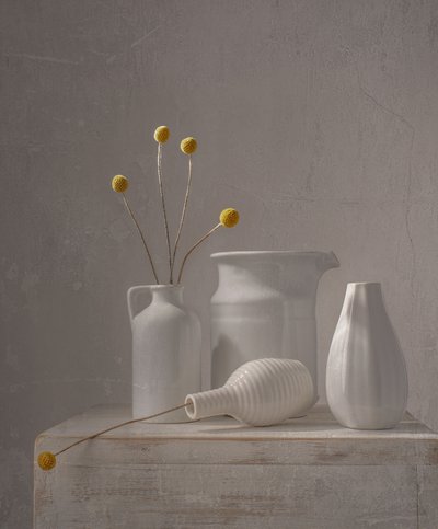 Vases blancs, fleurs jaunes - Margareth Perfoncio