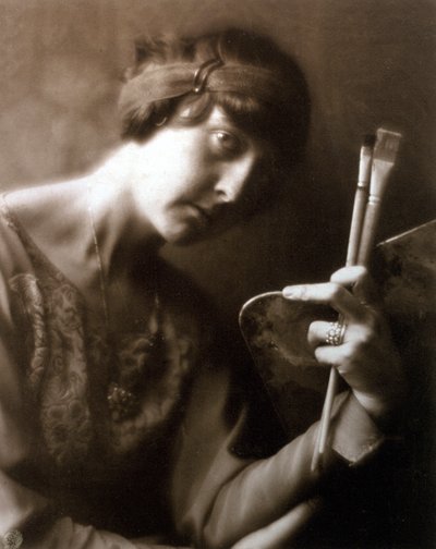 Portrait en buste de la peintre Elisabeth Chaplin. Elle tient deux pinceaux et une palette dans sa main gauche - Mario Nunes Vais