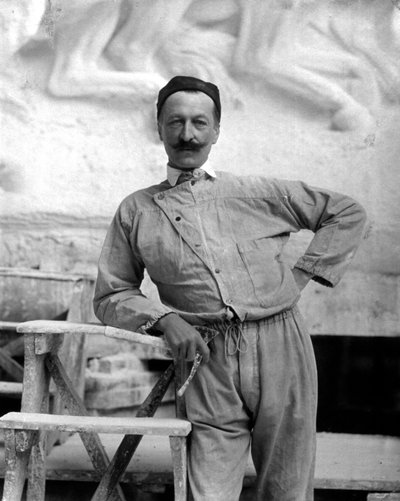 Portrait du célèbre sculpteur Pietro Canonica en tenue de travail. L