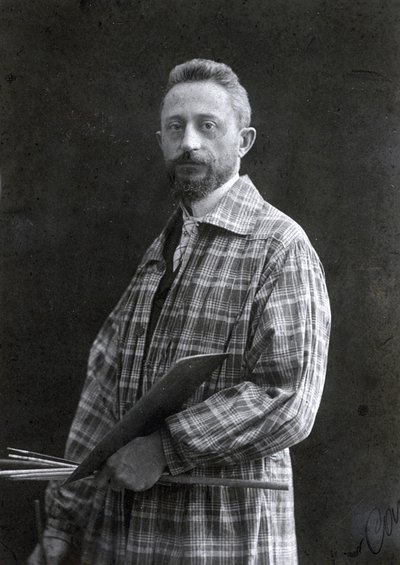 Portrait en pied du peintre Guido Spadolini. Il porte une longue blouse et tient des pinceaux et une palette dans sa main gauche, 26/11/1901 - Mario Nunes Vais