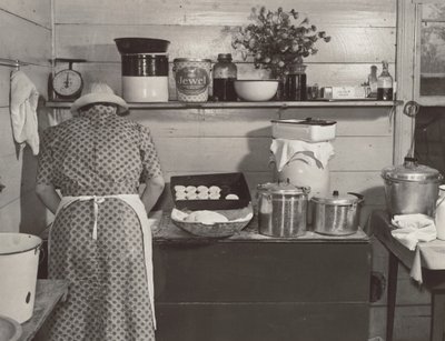 Un membre de la famille Wilkins prépare des biscuits pour le dîner, le jour de l