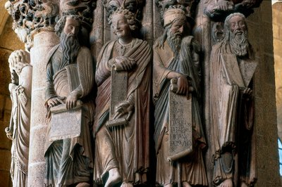 Détail du Portique de la Gloire : Groupe de prophètes (de droite à gauche Moïse, Isaïe, Daniel et Jérémie). Réalisé par Maître Mateo (1188) Intérieur de la Cathédrale de Saint-Jacques-de-Compostelle - Master Mateo