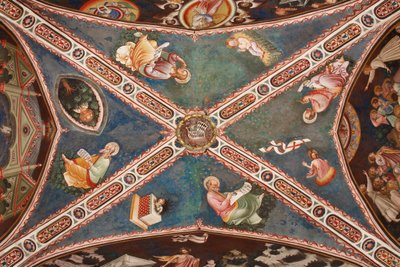Vue de la voûte avec fresque représentant les quatre évangélistes, la Trinité à trois faces et l