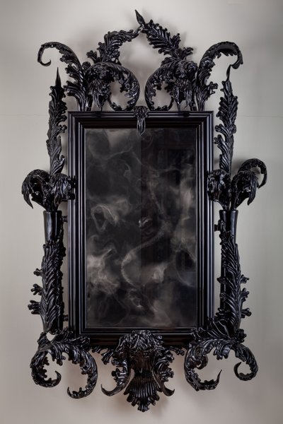 East of Eden, 2013 (verre de Murano noir, miroir de surveillance, acier, bois, laque, écran LCD et disque dur) - Mat Collishaw