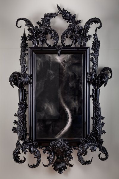 East of Eden, 2013 (verre de Murano noir, miroir de surveillance, acier, bois, laque, écran LCD et disque dur) - Mat Collishaw