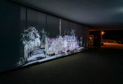 Echolocation, 2021 (projection vidéo à 3 canaux sur toile de polypropylène) - Mat Collishaw