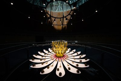 Equinox, 2021 (Acrylique, Circuit électrique, Hydraulique, Laque, Moteur, Peinture, Résine recyclée, Acier) - Mat Collishaw