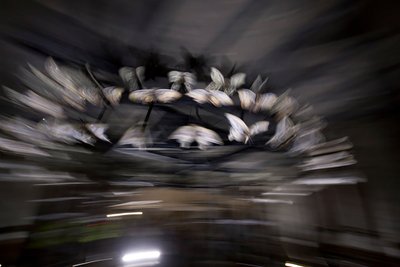 Lanterne magique, 2010 (cadre en acier, tôle perforée en aluminium, résine expansée, lumières LED, moteur) - Mat Collishaw