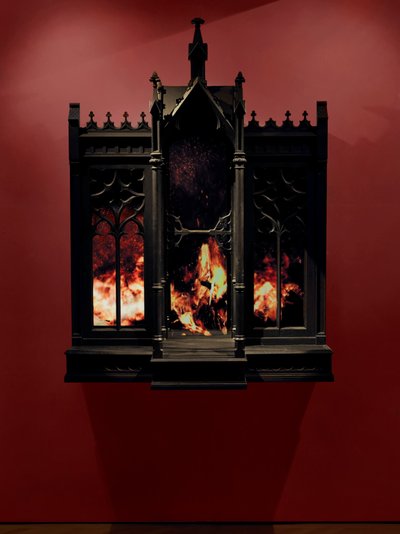 Performance, 2010 (bois, acier, miroir de surveillance, écrans LCD et disque dur) - Mat Collishaw