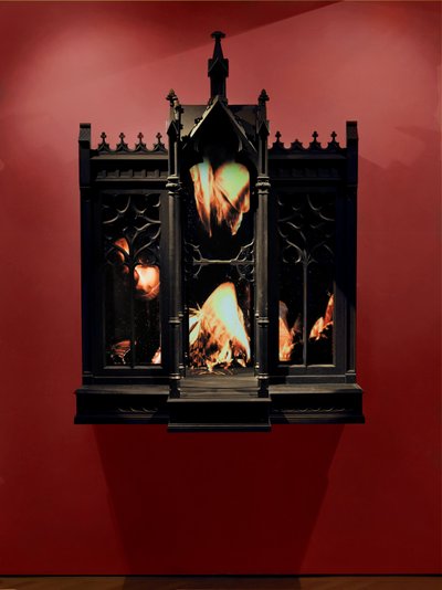 Performance, 2010 (bois, acier, miroir de surveillance, écrans LCD et disque dur) - Mat Collishaw