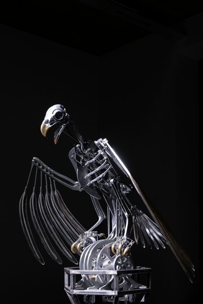 The Nerve Rack, 2019 (acétal, acrylique, aluminium, laiton, circuit électrique, peinture, PVC, résine, servomoteurs, acier) - Mat Collishaw